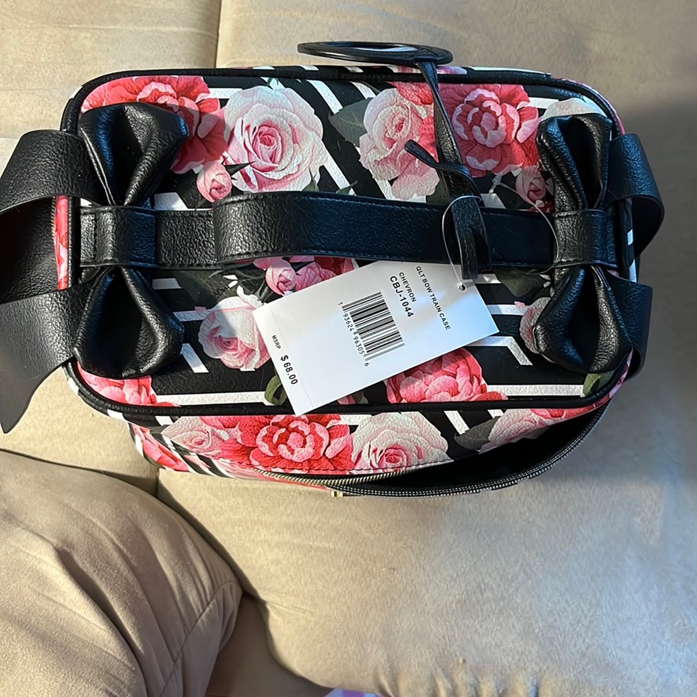 Amazing makeup case!! BRAND NEW WITH TAGS COSMETIC CASE. HUGE!